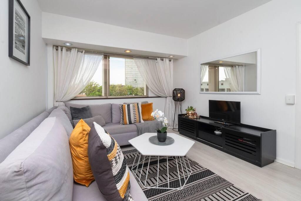 Apartment In Seapoint, Pool And Free Parking. Cape Town
