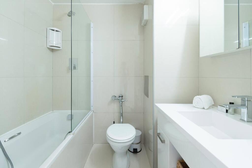 Apartment In Seapoint, Pool And Free Parking.