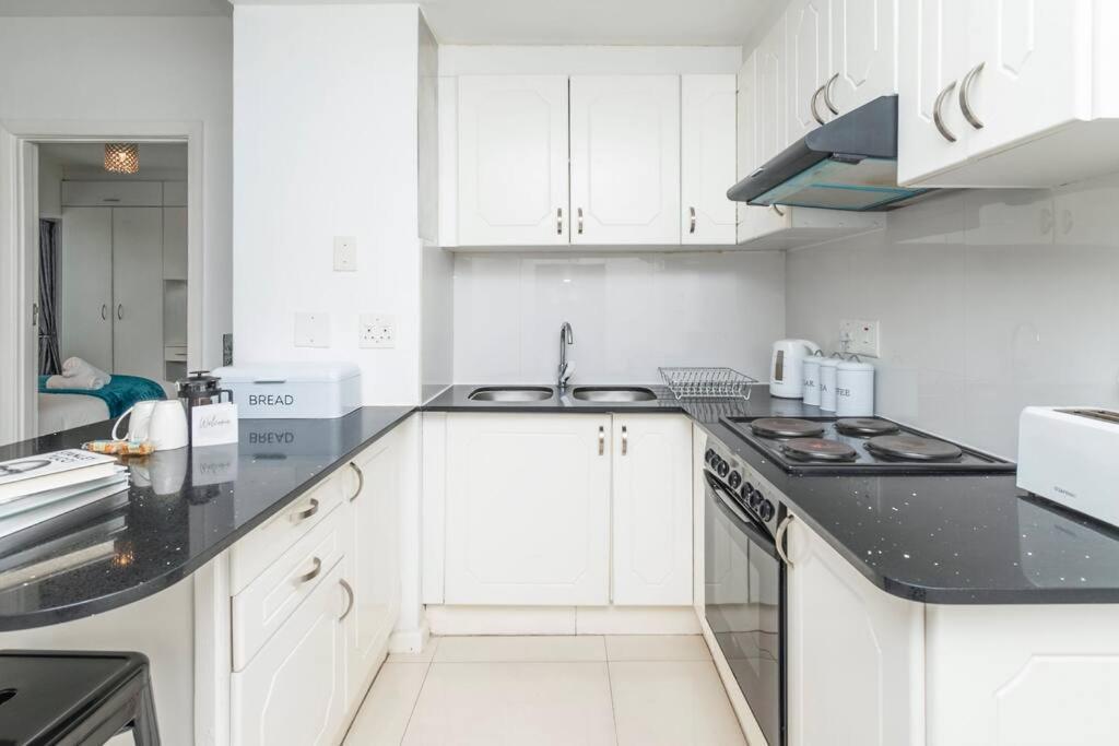 In Seapoint, Pool And Free Parking. Apartment *