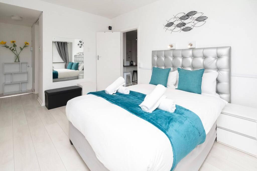 Apartment In Seapoint, Pool And Free Parking. *