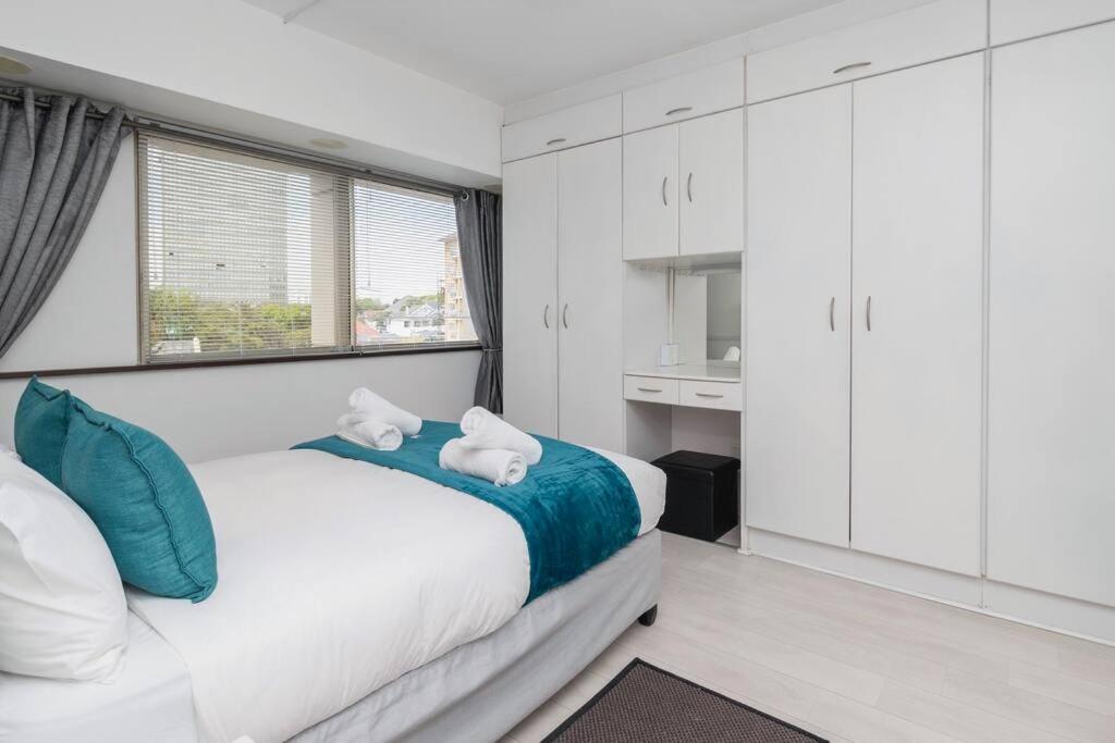 In Seapoint, Pool And Free Parking. Apartment *