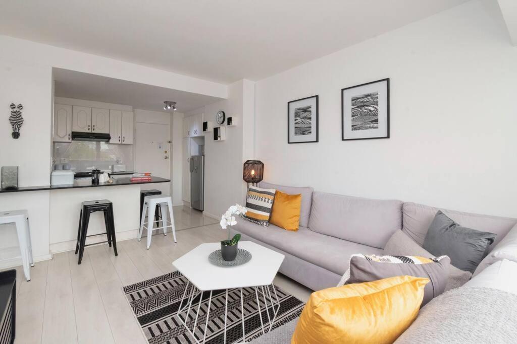 In Seapoint, Pool And Free Parking. Apartment *