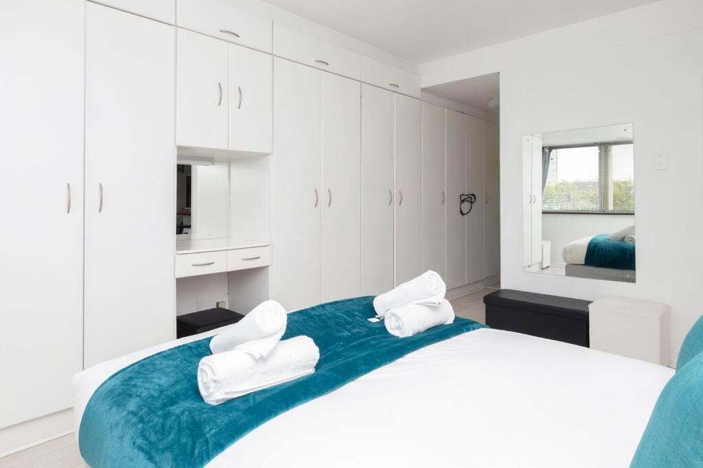 In Seapoint, Pool And Free Parking. Apartment Cape Town