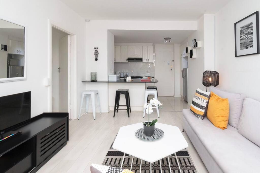 Apartment In Seapoint, Pool And Free Parking. Cape Town